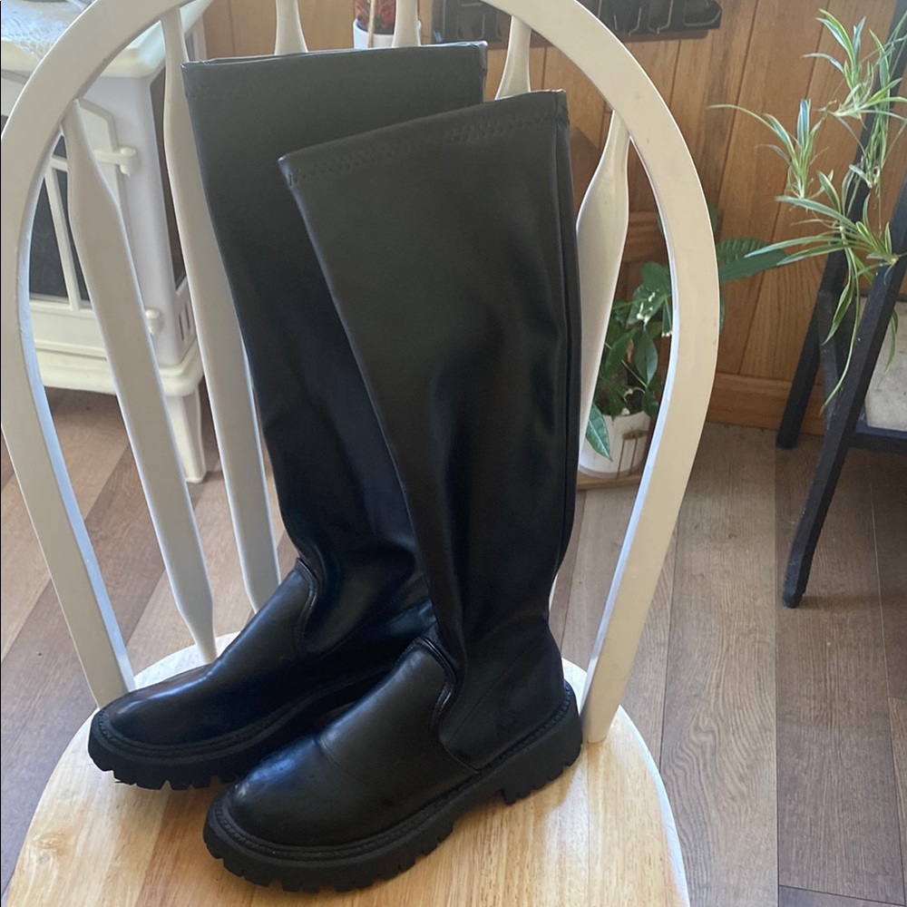 Sleek Black Leather Men's Boots